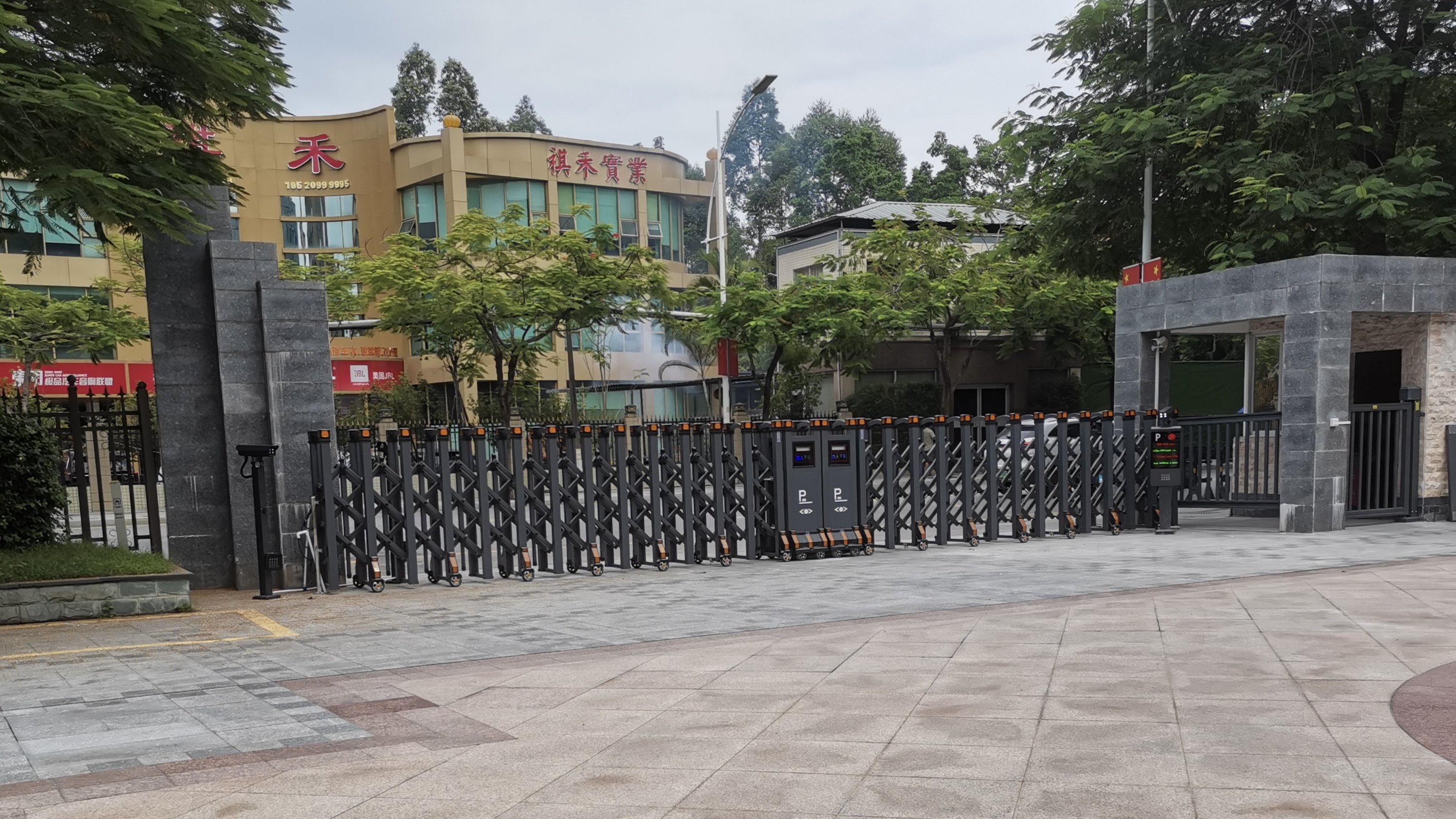 廣州市天河區(qū)人民政府新塘街道辦事處對開伸縮門+車牌識別+電動小門