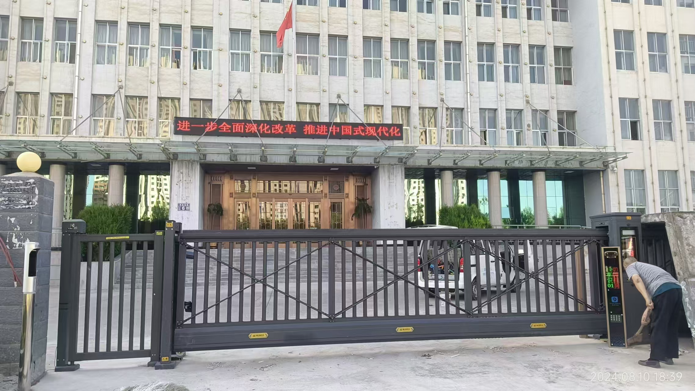 甘肅省蘭州市廣河縣懸浮門+小門+車牌識別工程案例