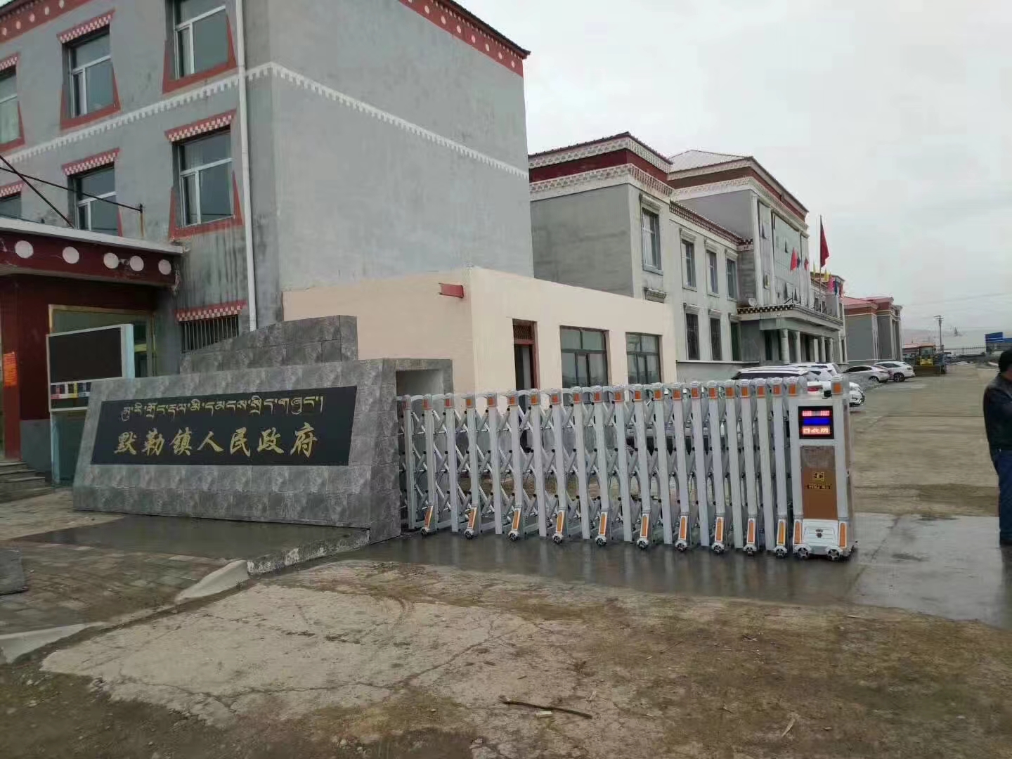 青海省海北藏族自治州祁連縣默勒鎮(zhèn)人民鎮(zhèn)府~伸縮門
